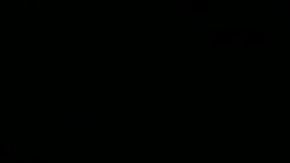 El CEO de Rivian, RJ Scaringe, posa junto a la cantante Rihanna durante el lanzamiento de la pickup eléctrica