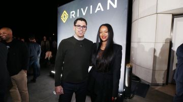 El CEO de Rivian, RJ Scaringe, posa junto a la cantante Rihanna durante el lanzamiento de la pickup eléctrica