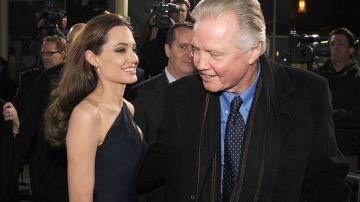 En la imagen Angelina Jolie y Jon Voight.