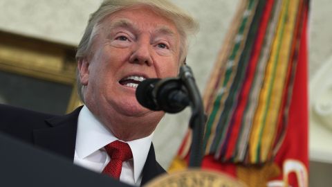 El presidente Trump se autodefine como un "golpeador".