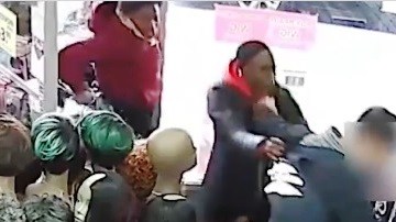 El ataque fue captado por las cámaras de seguridad