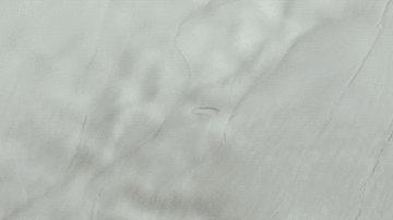 Dos vistas de la región del cráter Hiawatha: una cubierta por hielo, la otra con la roca debajo.