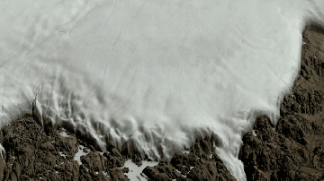 Dos vistas de la región del cráter Hiawatha: una cubierta por hielo, la otra con la roca debajo.