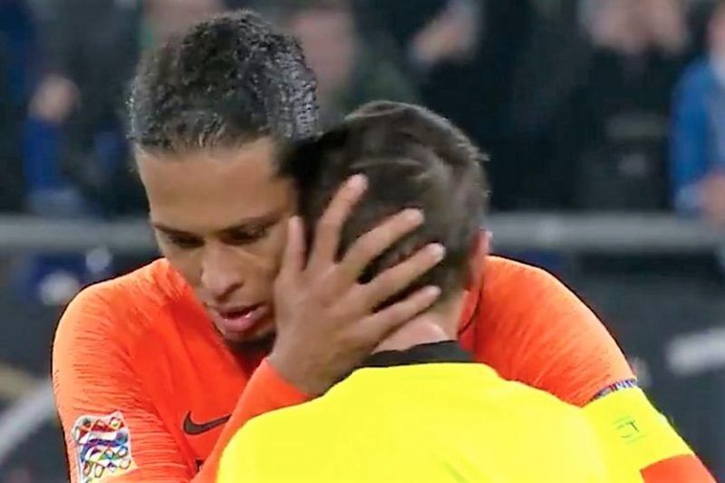 Jugador consoló a un árbitro que se enteró de la muerte de su madre El Diario NY