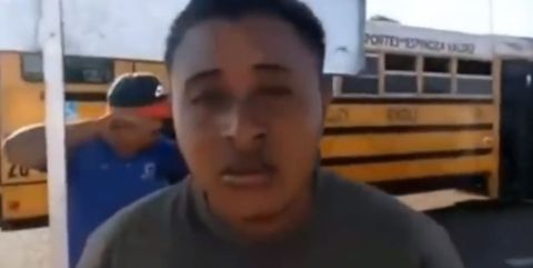 El hombre expresó su molestia por los alimentos recibidos.
