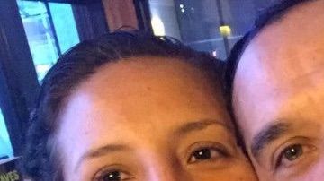 Hugo Mejía logró reunirse con su esposa Yadira y sus hijos después de ser liberado por el Servicio de Migración y Aduanas (ICE) dos días antes de Acción de Gracias. (Araceli Martinez/La Opinión).