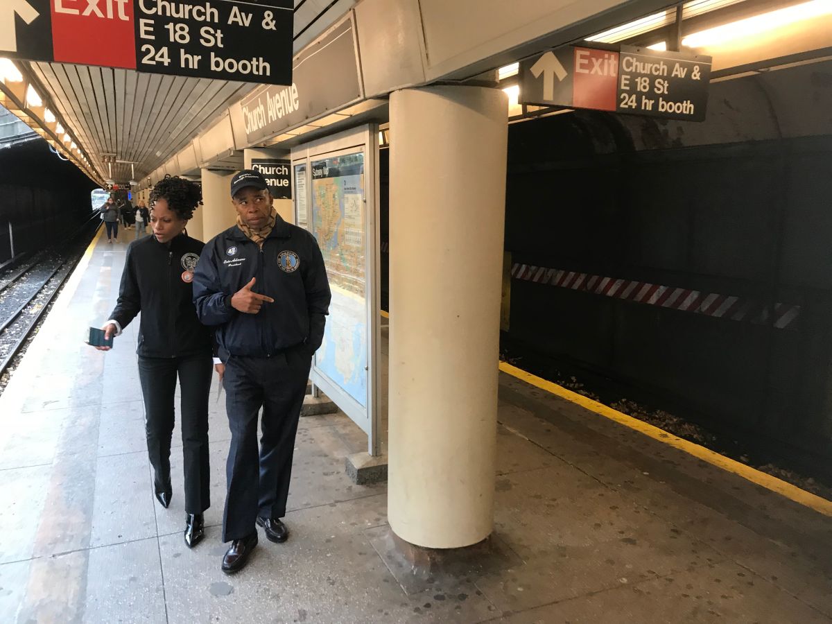 Eric Adams, presidente de Brooklyn, recorre la estación Church Avenue, lugar donde fue atacada una mujer inmigrante de Trinidad.