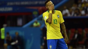 Neymar tuvo que abandonar a los siete minutos de iniciado el partido