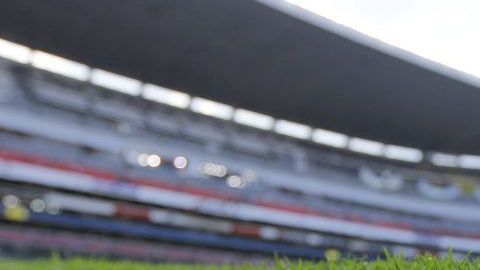La cancha del estadio Azteca está en un estado deplorable.
