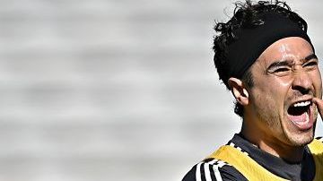 Guillermo Ochoa y Raul Jimenez, durante el entrenamiento del Tri en Córdoba.