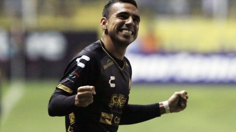 El festejo de Jesús Escoboza. Dorados de Sinaloa venció a Bravos de Juárez, en el estadio Banorte.