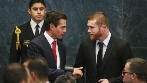 Enrique Peña Nieto y Saul 'Canelo' Álvarez, durante la entrega del Premio Nacional del Deporte 2018.