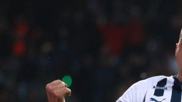 El argentino Rogelio Funes Mori festeja su golazo de chilena ante Santos Laguna en el estadio BBVA Bancomer.