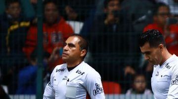 El equipo arbitral original del juego de cuartos entre Toluca y América en el estadio Nemesio Diez.