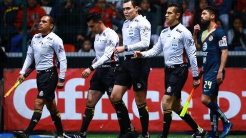 El equipo arbitral original del juego de cuartos entre Toluca y América en el estadio Nemesio Diez.