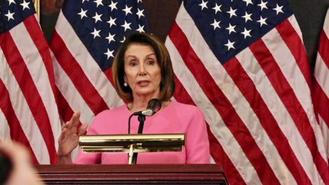 La líder de la minoria demócrata en la Cámara Baja, Nancy Pelosi, enumera las prioridades de su partido para 2019, tras recuperar el control de ese órgano legislativo. Foto: María Peña/impremedia