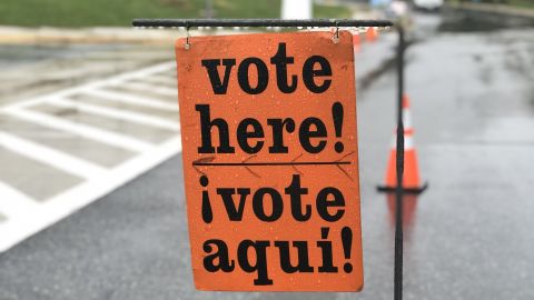 La lluvia en partes de la costa Este no frenó el entusiasmo electoral, en comicios que son "plebiscito" sobre Trump. Foto: María Peña/Impremedia