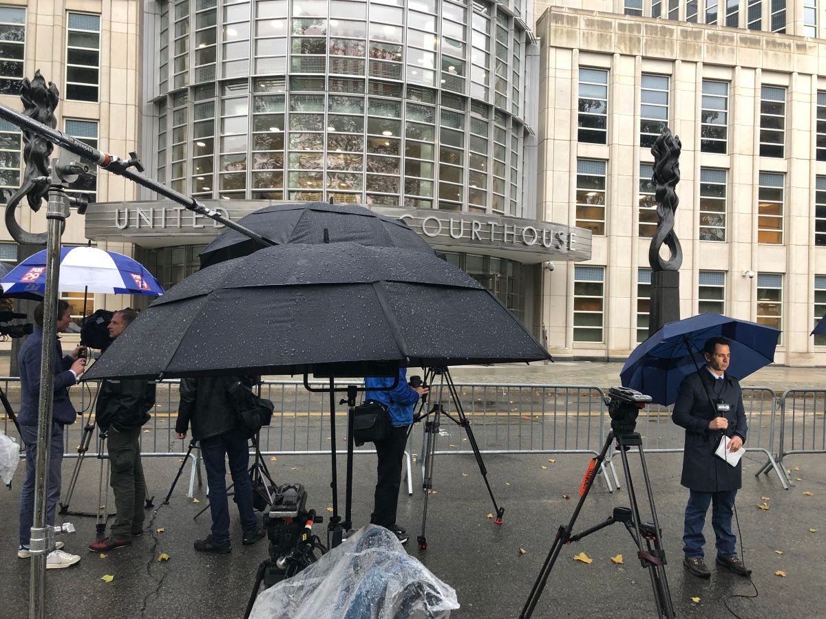 Equipos de prensa en las afueras de la Corte Federal de Brooklyn durante el primer día del juicio contra El Chapo. 