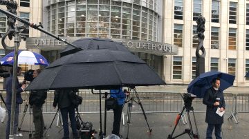 Equipos de prensa en las afueras de la Corte Federal de Brooklyn durante el primer día del juicio contra El Chapo.