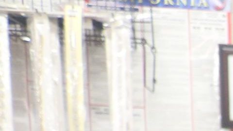 Adamary Matías (I) muestra junto a su madre, Nínive Santiago, (c) los vestidos que se probó. / foto: Jorge Luis Macías.