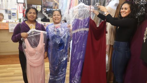 Adamary Matías (I) muestra junto a su madre, Nínive Santiago, (c) los vestidos que se probó. / foto: Jorge Luis Macías.