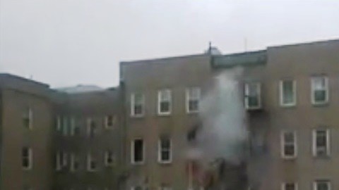 Llamas saliendo del edificio