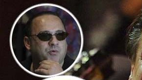 Juan Gabriel y sus hijos Alberto Aguilera Jr. (arriba) e Iván Aguilera.