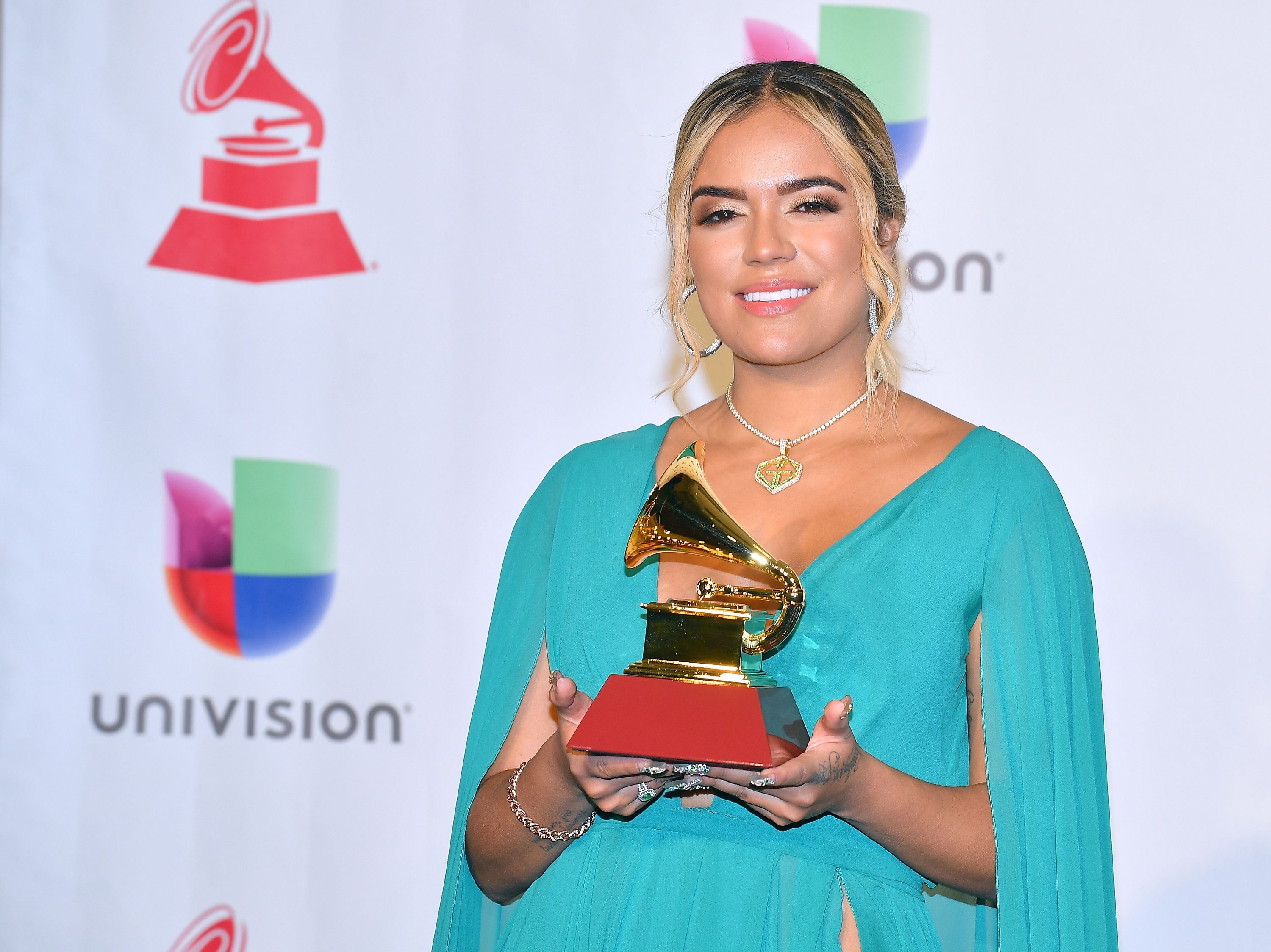 Escote atrevido de Karol G calienta los Latin Grammys 2018 El Diario NY