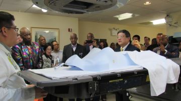 El doctor William Li, MD, director del Departamento de Oncología de Radiación, muestra el equipo de radiocirugía conocido como "acelerador lineal".