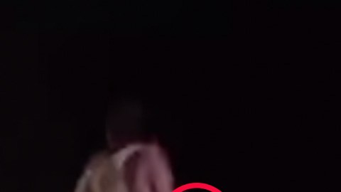 El momento en que arrojó al bebé.