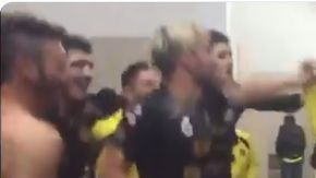 Maradona bailó y cantó junto con sus jugadores en el vestuario del estadio