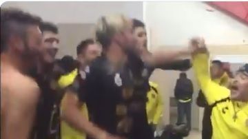 Maradona bailó y cantó junto con sus jugadores en el vestuario del estadio