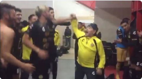 Maradona bailó y cantó junto con sus jugadores en el vestuario del estadio