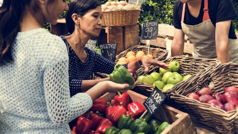 Para sacar el mejor beneficio de la venta y compra de los que se vende en los mercados al aire libre, tanto vendedores como usuarios deben tener un buen manejo de los alimentos.