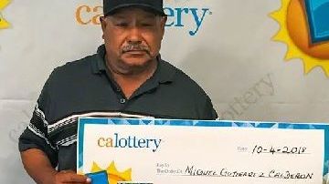 Miguel Calderón, con su premio de la Lotería de California.