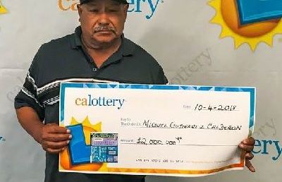 Miguel Calderón, con su premio de la Lotería de California.