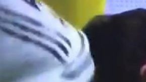 El jugador checo Milan Havel luego de experimentar un codazo de Sergio Ramos.