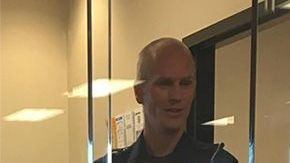 Un policía ayuda a una mujer en un caso de violencia doméstica.