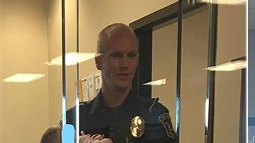 Un policía ayuda a una mujer en un caso de violencia doméstica.