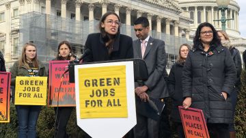 La entrante legisladora demócrata por Nueva York, Alexandria Ocasio-Cortez, promueve una propuesta para crear empleos en la "economía verde". Foto:  María Peña/Impremedida
