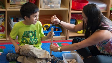 Los estudiantes de la NYC Autism Charter School reciben atención personalizada.