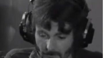 Deke Duncan emite un programa de radio solo para su esposa.