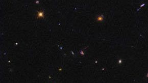 Dos manchas de color amarillo cuelgan sobre un amplio arco de luz en la foto.