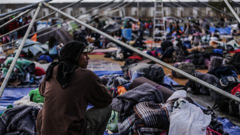 MEX059. TIJUANA (MÉXICO),24/11/2018.- Miembros de la caravana migrante de centroamericanos durante su estancia en el albergue de la ciudad de Tijuana hoy, sábado 24 de noviembre de 2018, en el estado de Baja California (México). La caravana migrante que se encuentra en la ciudad mexicana de Tijuana en espera de pedir asilo político en Estados Unidos ha caldeado el ambiente político, con el alcalde de la metrópoli fronteriza como principal protagonista. EFE/David Guzmán