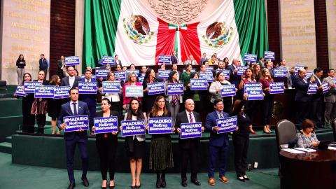 Protesta en el Congreso mexicano a principios de noviembre contra la anunciada visita de Maduro