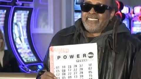 Robert Bailey al recibir el premio en Resort World Casino in Queens