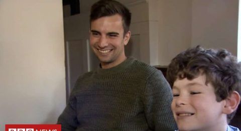 Billy Higgins salva la vida de un niño al donarle médula ósea.