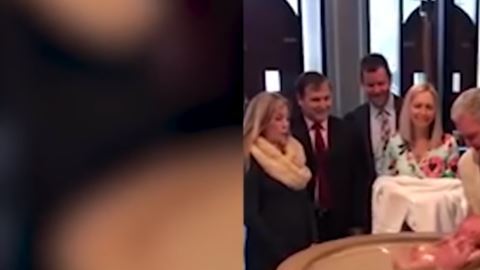 El pequeño Wesley se incomodó al estar desnudo en el agua.