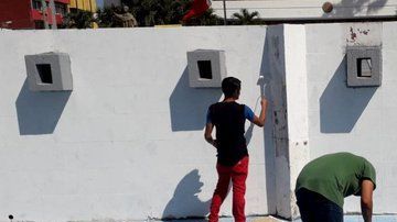 Los centroamericanos hacen trabajos por el bien del a comunidad.