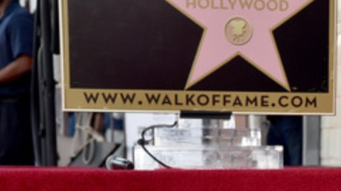 Sarah Silverman con su estrella en Hollywood.